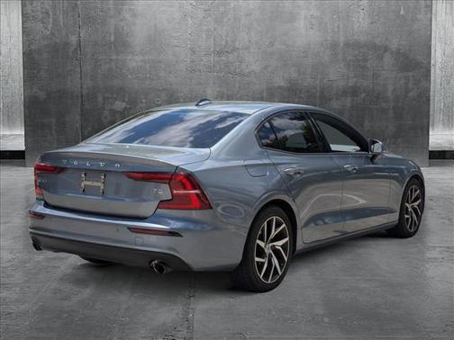 2020 Volvo S60 T5 Momentum