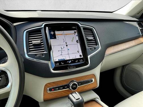 2022 Volvo XC90 T6 Momentum