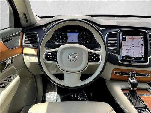 2022 Volvo XC90 T6 Momentum