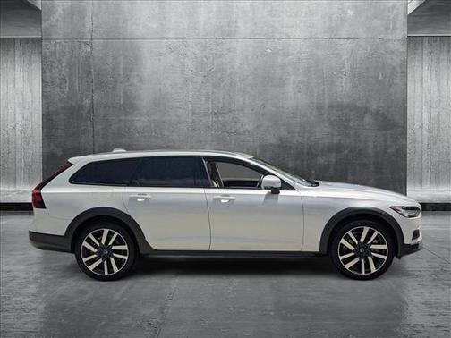 2021 Volvo V90 Cross Country T6