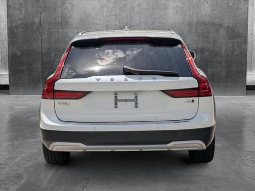 2021 Volvo V90 Cross Country T6