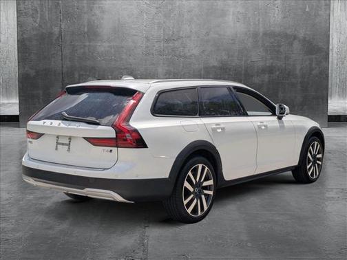 2021 Volvo V90 Cross Country T6