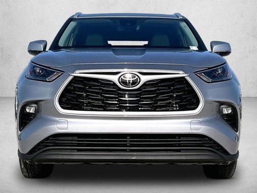Celestial Silver Metallic 2023 Toyota Highlander XLE