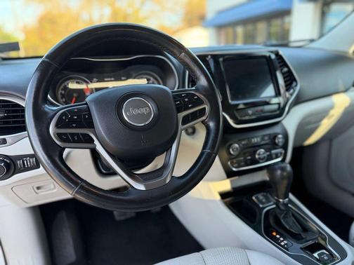 Bright White Clearcoat 2019 Jeep Cherokee Limited