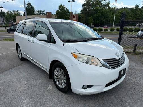 Super White 2013 Toyota Sienna XLE