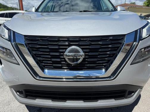 Brilliant Silver Metallic 2021 Nissan Rogue SV