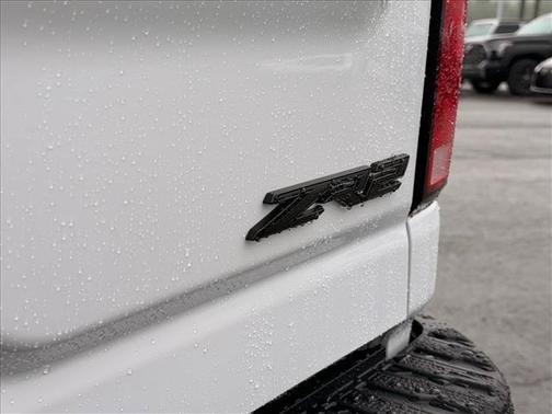 Summit White 2026 Chevrolet Silverado 2500 ZR2