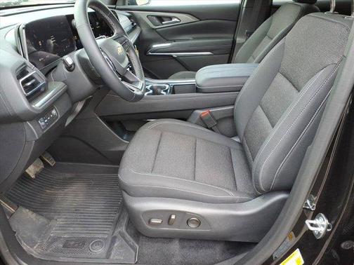 Mosaic Black Metallic 2026 Chevrolet Traverse LT