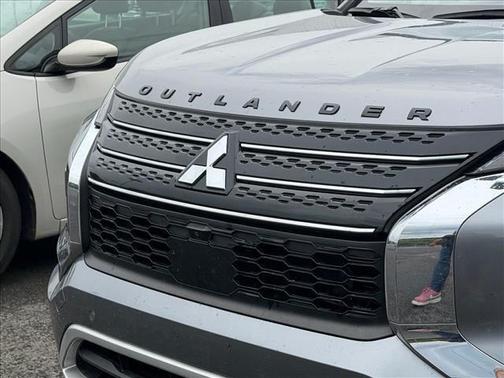 Mercury Gray Metallic 2024 Mitsubishi Outlander SE