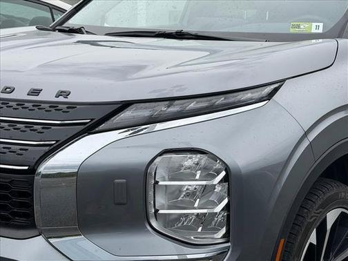Mercury Gray Metallic 2024 Mitsubishi Outlander SE