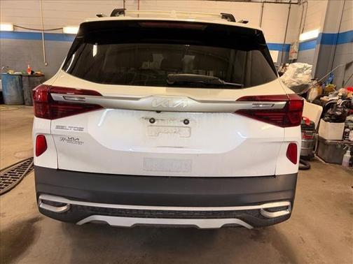 Snow White Pearl 2023 Kia Seltos SX