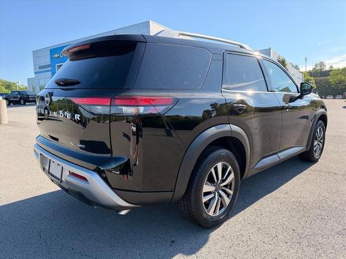Super Black 2025 Nissan Pathfinder SL