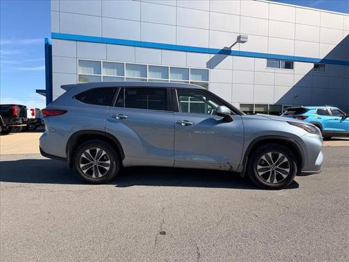 Moon Dust 2023 Toyota Highlander XLE