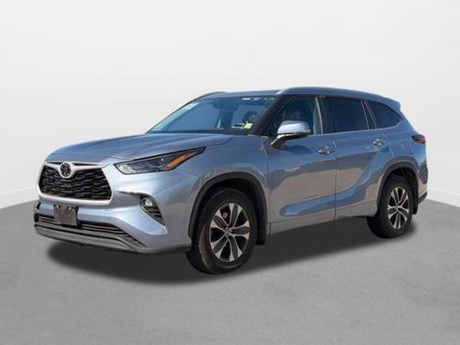 Moon Dust 2023 Toyota Highlander XLE