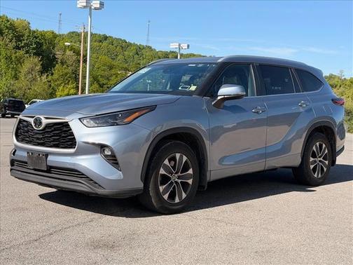 Moon Dust 2023 Toyota Highlander XLE