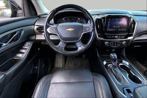 Mosaic Black Metallic 2021 Chevrolet Traverse LT Leather