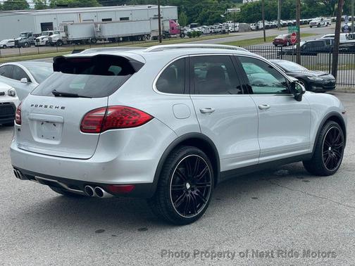 Classic Silver Metallic 2011 Porsche Cayenne Cayenne