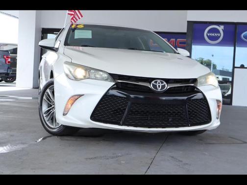 Pearl White 2016 Toyota Camry SE