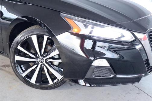 Black 2022 Nissan Altima 2.5 SR