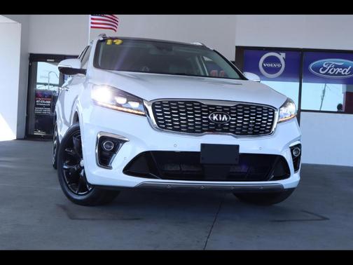 White 2019 Kia Sorento SX