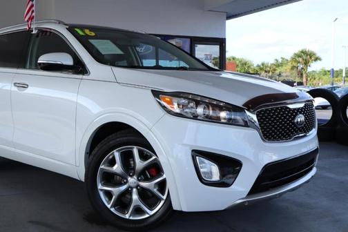 White 2016 Kia Sorento SX