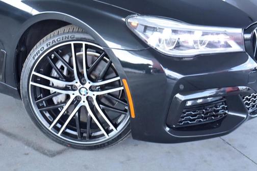Black 2018 BMW 750 i