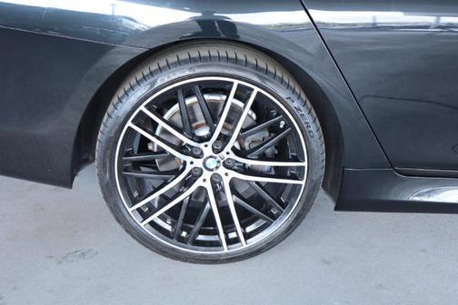 Black 2018 BMW 750 i
