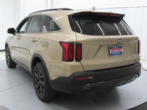 Beige 2021 Kia Sorento S