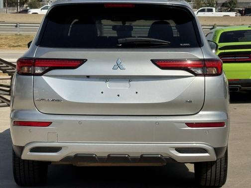 Silver 2024 Mitsubishi Outlander SE