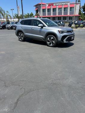 Pyrite Silver Metallic 2025 Volkswagen Taos 1.5T SE