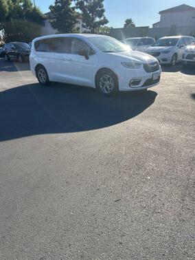 Bright White Clearcoat 2024 Chrysler Pacifica Limited