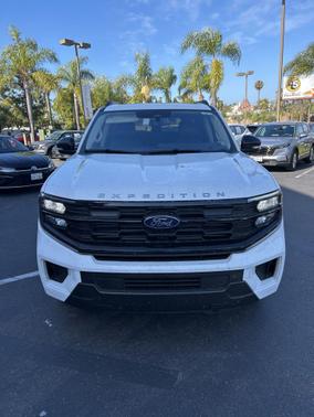 Oxford White 2025 Ford Expedition Active