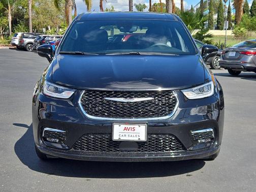 Diamond Black Crystal Pearlcoat 2026 Chrysler Pacifica L