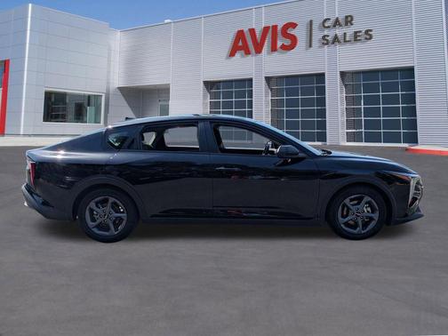 Aurora Black Pearl 2025 Kia K4 LXS