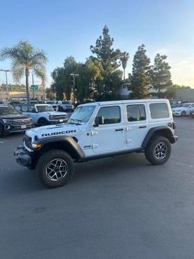 Bright White Clearcoat 2025 Jeep Wrangler Rubicon