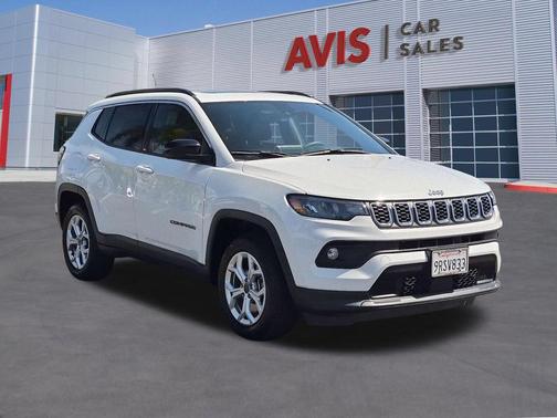 Bright White Clearcoat 2025 Jeep Compass Latitude