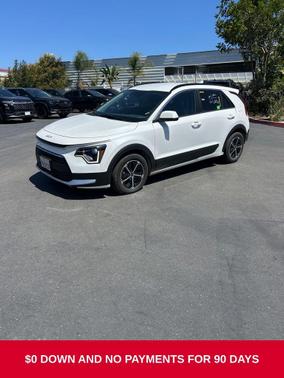 White 2025 Kia Niro LX