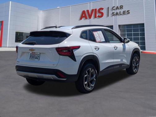 Summit White 2025 Chevrolet Trax LT