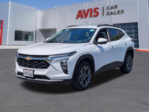 Summit White 2025 Chevrolet Trax LT