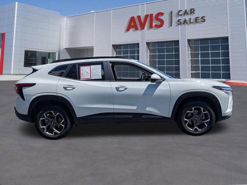 Summit White 2025 Chevrolet Trax LT