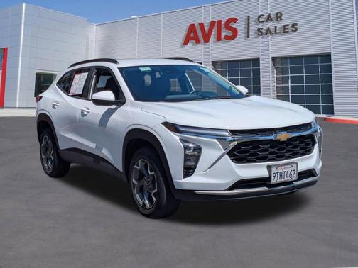 Summit White 2025 Chevrolet Trax LT