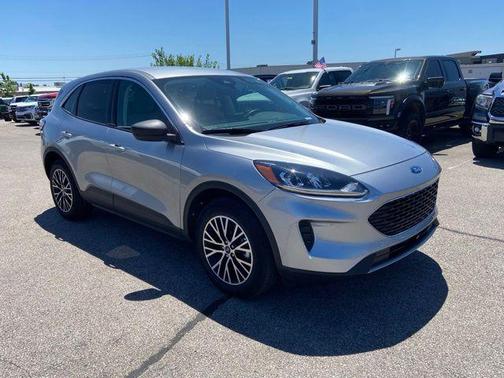 Iconic Silver Metallic 2022 Ford Escape SE