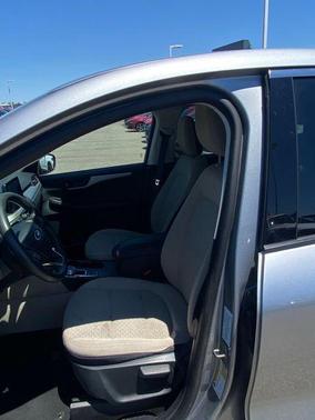 Iconic Silver Metallic 2022 Ford Escape SE