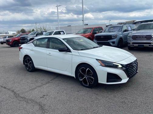 Pearl White Tricoat 2023 Nissan Altima 2.5 SR