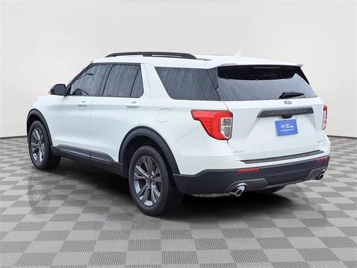 Star White Metallic Tri-Coat 2022 Ford Explorer XLT