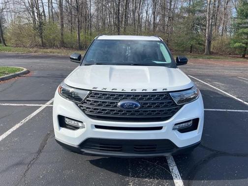 Star White Metallic Tri-Coat 2022 Ford Explorer XLT