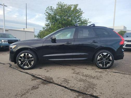 Onyx Black Metallic 2026 Volvo XC60 B5 Plus