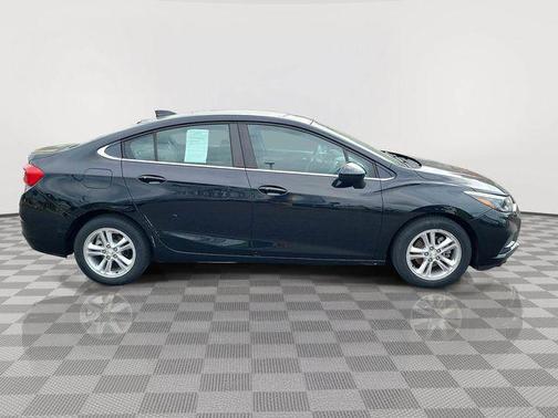 Mosaic Black Metallic 2017 Chevrolet Cruze LT