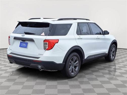 Star White Metallic Tri-Coat 2022 Ford Explorer XLT