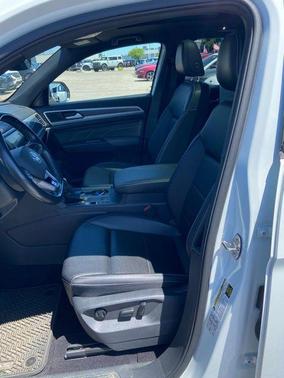 Pure White 2021 Volkswagen Atlas Cross Sport 3.6L V6 SE w/Technology R-Line